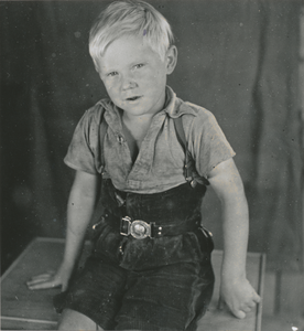 876590 Portret van een jongetje, lid van de katholieke padvinderij, in het St. Franciscushuis (Oudegracht 23) in Wijk C ...